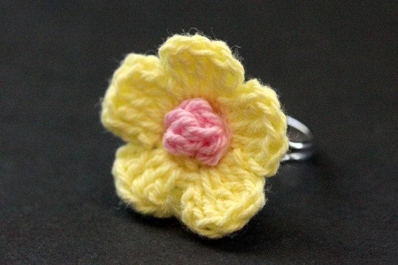 Gelbe Häkelblume Ring. Verstellbar Strickblumen Ring in Gelb Und Pink. Silber Verstellbar. Handmade Schmuck von StumblingOnSainthood