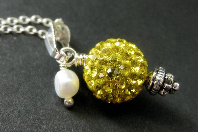 Gelbe Halskette. Kissing Ball Strass Collier Mit Süsswasser Perle. Handmade Schmuck von StumblingOnSainthood