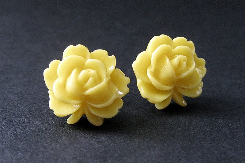 Gelbe Lotusblumen Ohrringe Mit Bronze Post Ohrsteckern. Blumen Schmuck. Handmade von StumblingOnSainthood