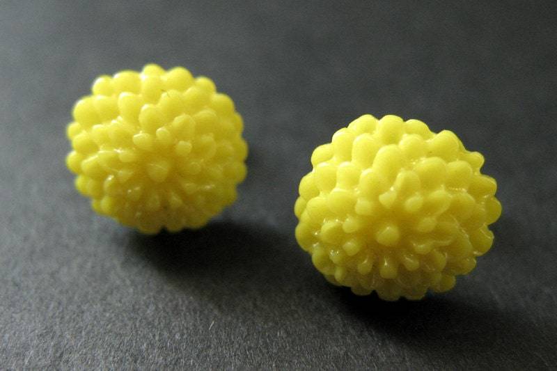 Gelbe Mini Mum Ohrringe. Bronze Ohrstecker. Blumen Kleine Post Handmade Schmuck von StumblingOnSainthood