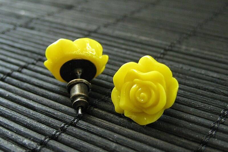 Gelbe Rose Ohrringe. Bronze Ohrstecker. Blumen Post Schmuck. Handmade von StumblingOnSainthood