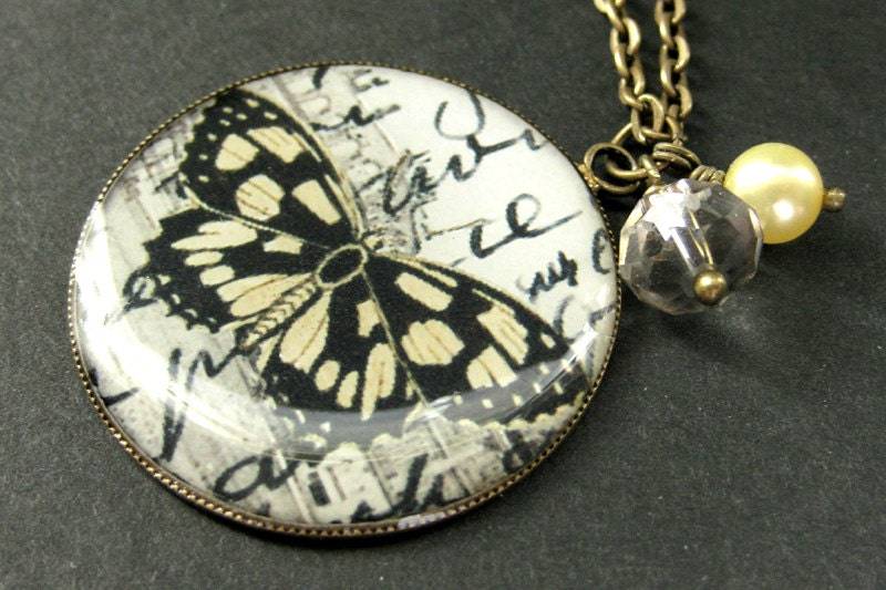 Gelbe Schmetterling Charm Halskette. Süsswasserperle Und Kristallanhänger Handmade Schmuck von StumblingOnSainthood