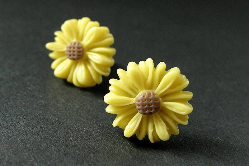 Gelbe Sonnenblume Ohrringe. Blumen Ohrringe in Bronze. Ohrstecker. Handmade Schmuck von StumblingOnSainthood