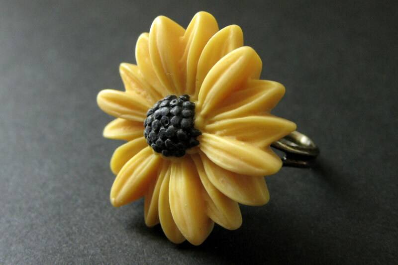 Gelbe Sonnenblume Ring. Verstellbar Handgemachte Sonnenblumen-Ring. Gelber Blumen Schmuck. Bronze-Ring. Handmade von StumblingOnSainthood