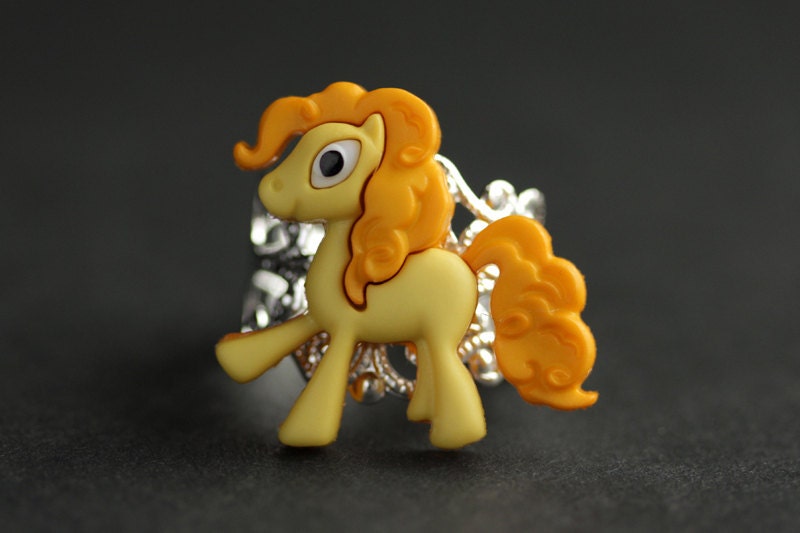 Gelbes Pony Ring. Gelb Rosa Pferd Gelber Verstellbarer Handgemachte Knopfring. Silber Handmade Schmuck von StumblingOnSainthood