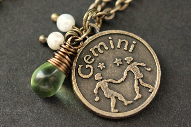 Gemini Astrologie Halskette. Sternzeichen-Halskette Mit Glastropfen Und Süßwasserperle. Zwilling Horoskop Handmade Schmuck von StumblingOnSainthood
