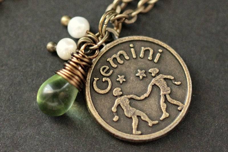 Gemini Astrologie Halskette. Sternzeichen-Halskette Mit Glastropfen Und Süßwasserperle. Zwilling Horoskop Handmade Schmuck von StumblingOnSainthood