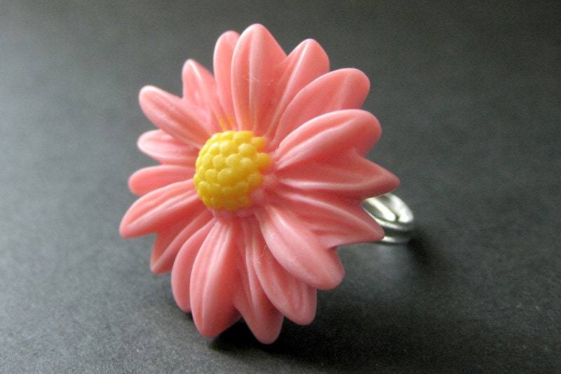 Gerbera Daisy Ring. Rosa Blume Gänseblümchen Handgemachte Blumen Schmuck. Handmade von StumblingOnSainthood