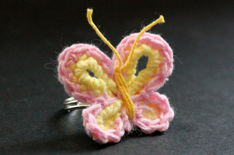 Gestrickter Schmetterling Ring in Zartes Rosa Und Gelb. Gehäkelter Schmetterling. Silber Verstellbar. Handmade Schmuck von StumblingOnSainthood