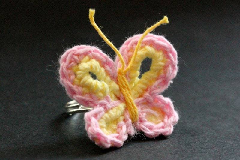 Gestrickter Schmetterling Ring in Zartes Rosa Und Gelb. Gehäkelter Schmetterling. Silber Verstellbar. Handmade Schmuck von StumblingOnSainthood