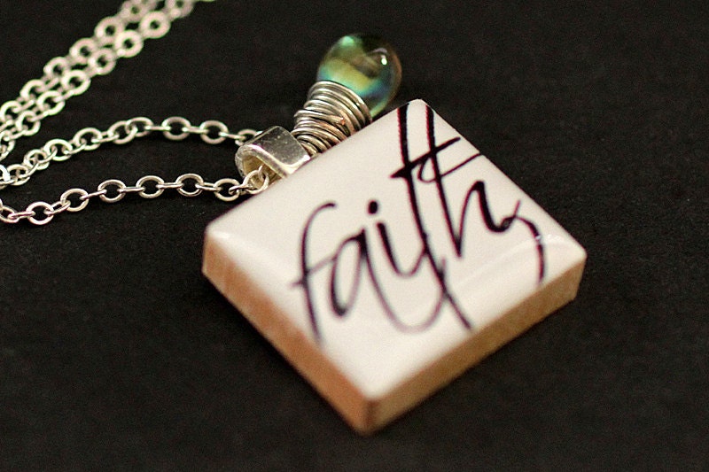 Glaube Halskette. Scrabble-Kachel-Halskette. Bettelkette Mit Irisierendem Glastropfen. Handmade Schmuck von StumblingOnSainthood