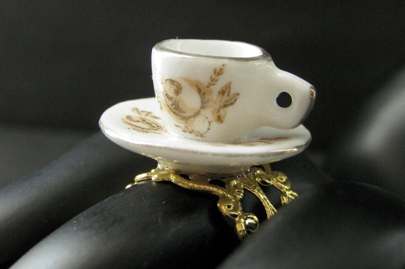 Golden Ernte Teetasse Ring in Weiß Mit Gold Blumen. Filigrane Verstellbaren Ring. Handmade Schmuck von StumblingOnSainthood