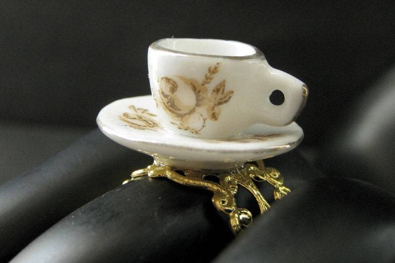 Golden Ernte Teetasse Ring in Weiß Mit Gold Blumen. Filigrane Verstellbaren Ring. Handmade Schmuck von StumblingOnSainthood