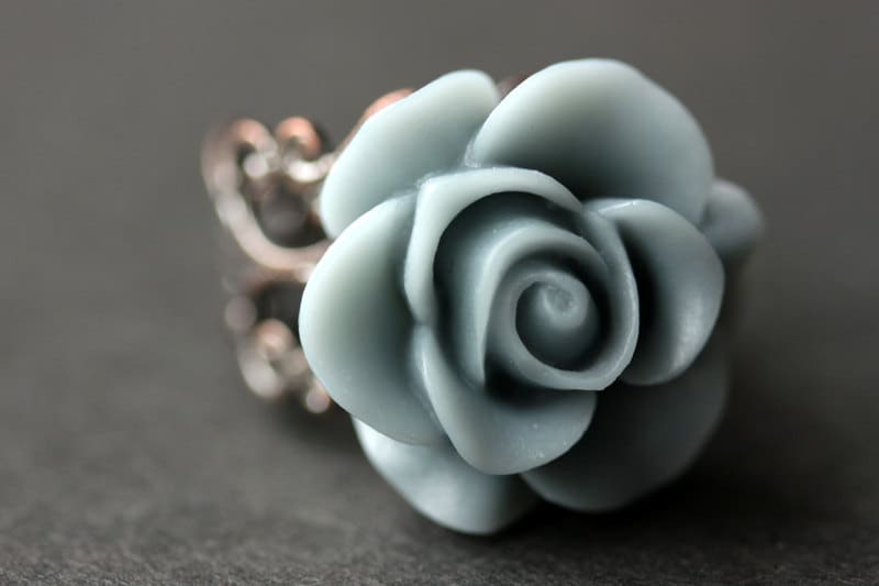 Grau-Blaue Rose Ring. Blau Grauer Blumen Vergoldeter Silber Bronze-Ring. Kupfer Verstellbarer Handmade Schmuck von StumblingOnSainthood