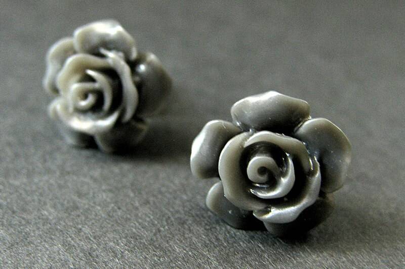 Graue Blumen Ohrringe. Gardenia Bronze Ohrstecker. Rose Handgefertigte von StumblingOnSainthood
