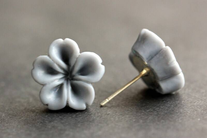Graue Blumen Ohrringe. Silber Ohrstecker. Innie Blume Knopf Schmuck. Handmade von StumblingOnSainthood