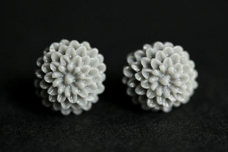 Graue Mini Mum Ohrringe. Silber Ohrstecker. Blumen Kleine Handmade Schmuck von StumblingOnSainthood