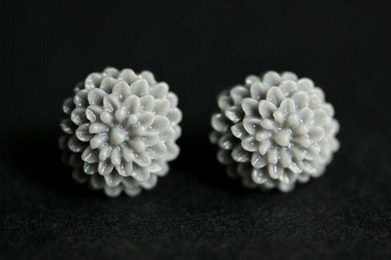 Graue Mini Mum Ohrringe. Silber Ohrstecker. Blumen Kleine Handmade Schmuck von StumblingOnSainthood