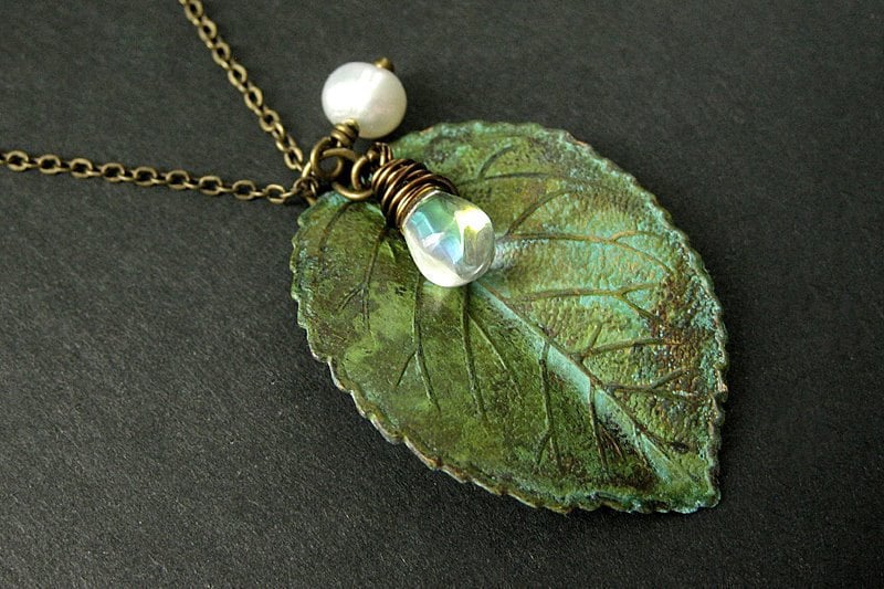 Grüne Blatt-Halskette. Bettelkette Mit Süsswasserperle Und Klarer Träne. Handmade Schmuck von StumblingOnSainthood