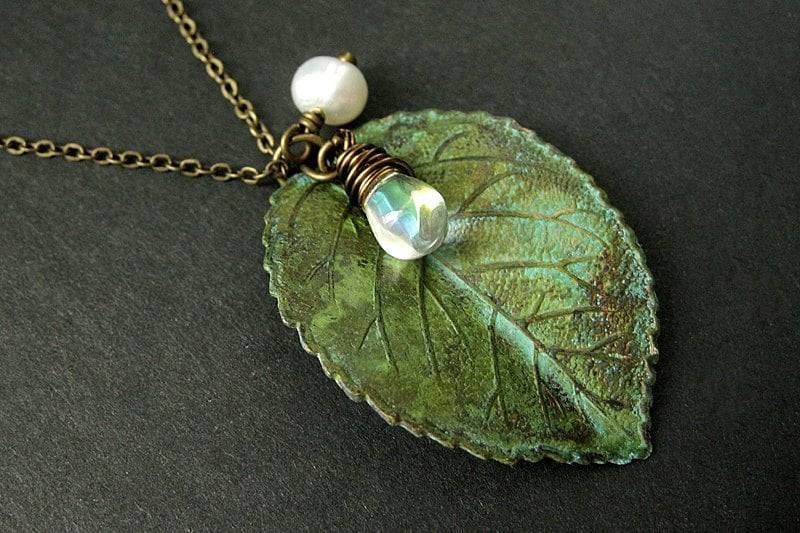 Grüne Blatt-Halskette. Bettelkette Mit Süsswasserperle Und Klarer Träne. Handmade Schmuck von StumblingOnSainthood