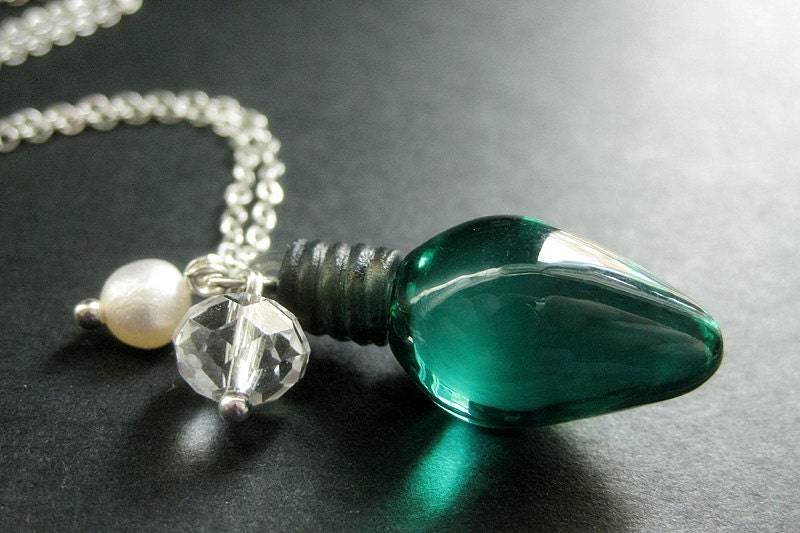Grüne Feiertags-Halskette. Weihnachts-Halskette. Weihnachtslichter Mit Kristall Und Süßwasserperle. Handgemachter Weihnachtsschmuck von StumblingOnSainthood
