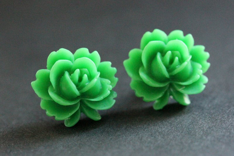 Grüne Lotusblumen-Ohrringe. Grüner Lotus Ohrringe. Bronze Ohrstecker. Handmade Schmuck von StumblingOnSainthood