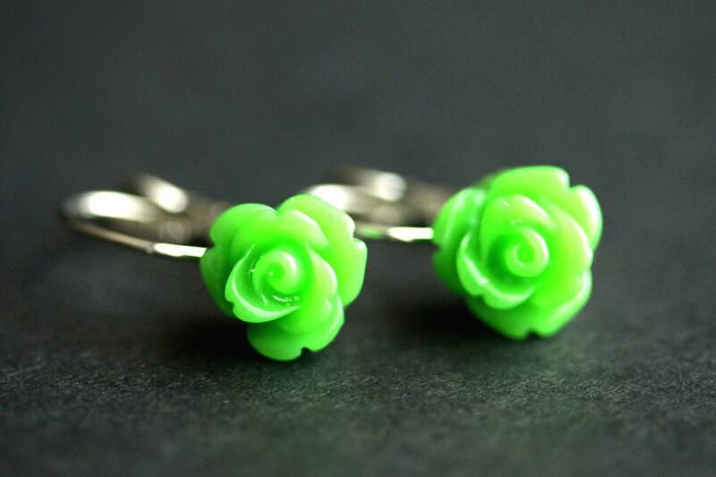 Grüne Rose Ohrringe. Baumeln Blumen Silber Ohrstecker. Schmuck. Handmade von StumblingOnSainthood