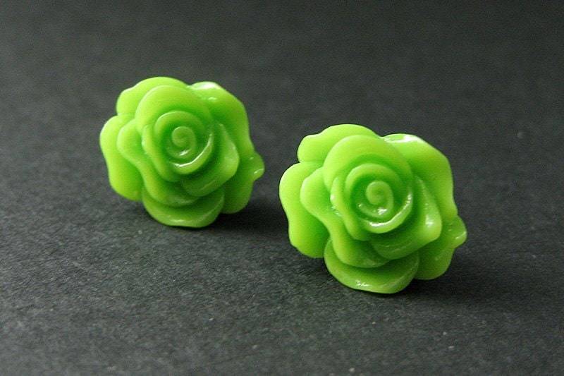 Grüne Rose-Ohrstecker Mit Bronze Post Ohrringe. Blumen Schmuck. Handmade von StumblingOnSainthood