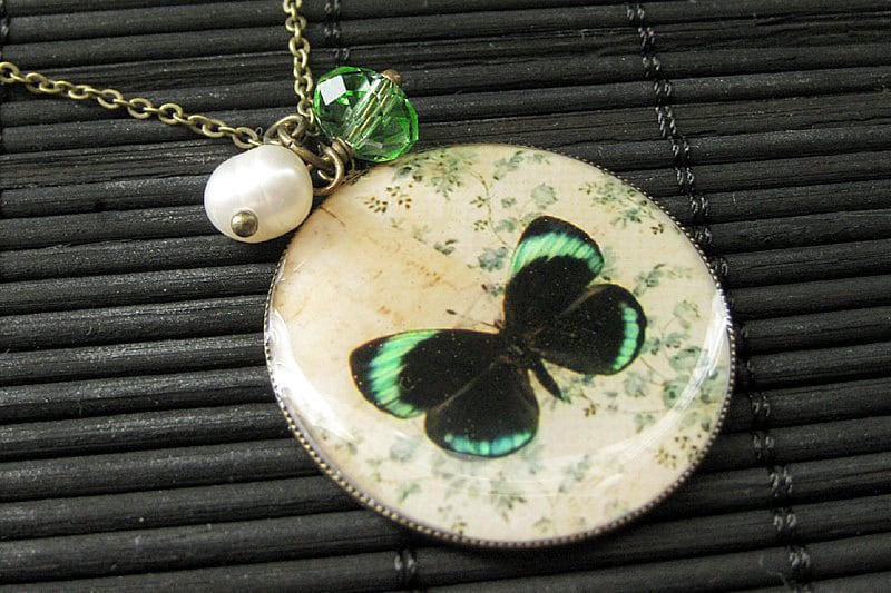 Grüne Schmetterling Charm Kette in Bronze Mit Echtem Perle Und Grüner Kristall. Handmade Schmuck von StumblingOnSainthood