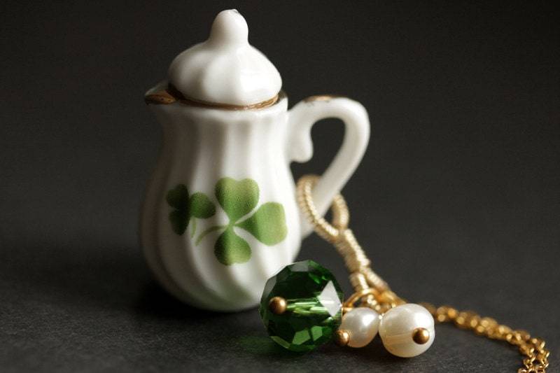 Grüner Klee-Teekanne Halskette. Porzellan Teekanne Halskette Mit Grünem Kristall Und Perlen-Anhängern. Grüne Gold Handgemachter Schmuck von StumblingOnSainthood