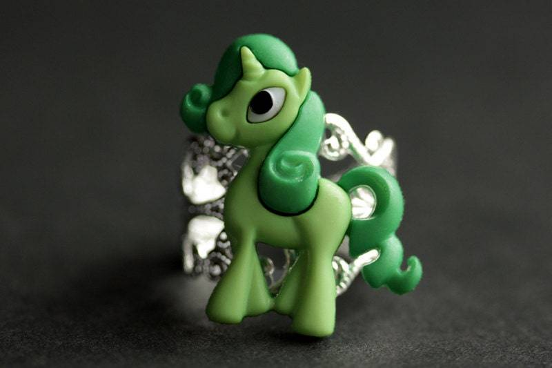 Grüner Pony-Ring. Einhorn Ring. Grünes Pferd Verstellbarer Handgemachte Knopfring. Silber Handmade Schmuck von StumblingOnSainthood