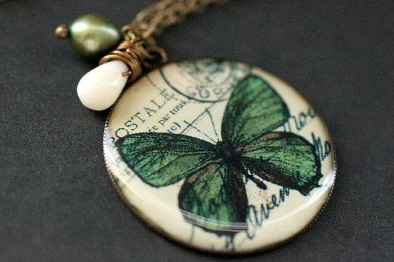 Grüner Schmetterling Charm Halskette. Grüne Halskette Mit Weißer Koralle Tropfenförmig Und Grüner Perle. Schmuck. Handmade von StumblingOnSainthood