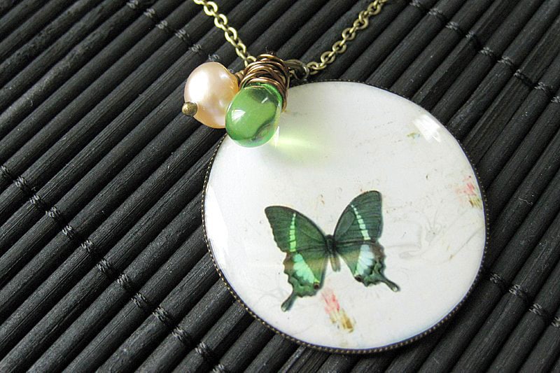 Grüner Schmetterling Halskette in Bronze Mit Spring Green Wire Wrapped Träne Und Perle. Handmade Schmuck von StumblingOnSainthood