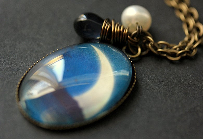 Halbmond Halskette. Rising Moon Anhänger Mit Glastropfen Und Süsswasserperle. Oval Charm Mond Schmuck. Handmade von StumblingOnSainthood