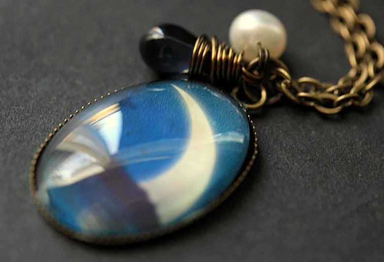 Halbmond Halskette. Rising Moon Anhänger Mit Glastropfen Und Süsswasserperle. Oval Charm Mond Schmuck. Handmade von StumblingOnSainthood