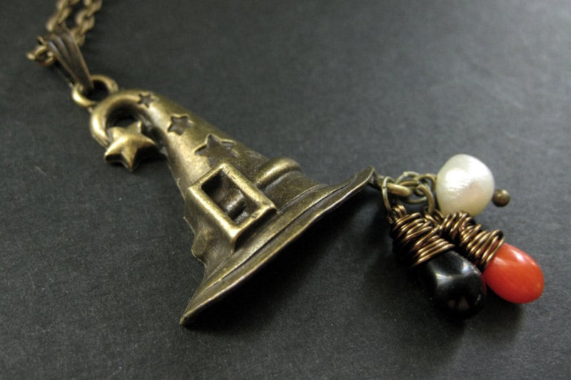 Halloween-Halskette. Hexenhut Anhänger Mit Teardrop Charms Und Süsswasserperle. Hexe Halskette. Bronze Kette. Handmade Schmuck von StumblingOnSainthood