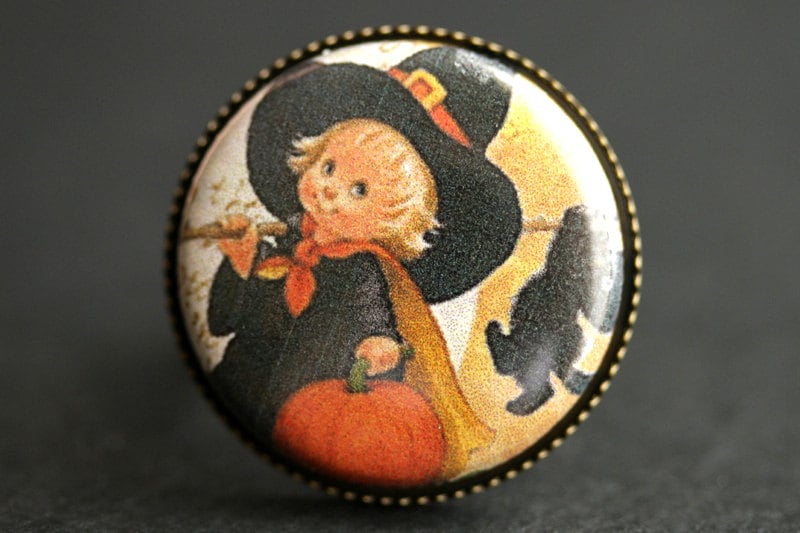 Halloween-Ring. Hexe Ring. Schwarz Und Orange Größenverstellbarer Ring Mit Happy Witch Knopf Bronze Ringrohling. Handmade Schmuck von StumblingOnSainthood