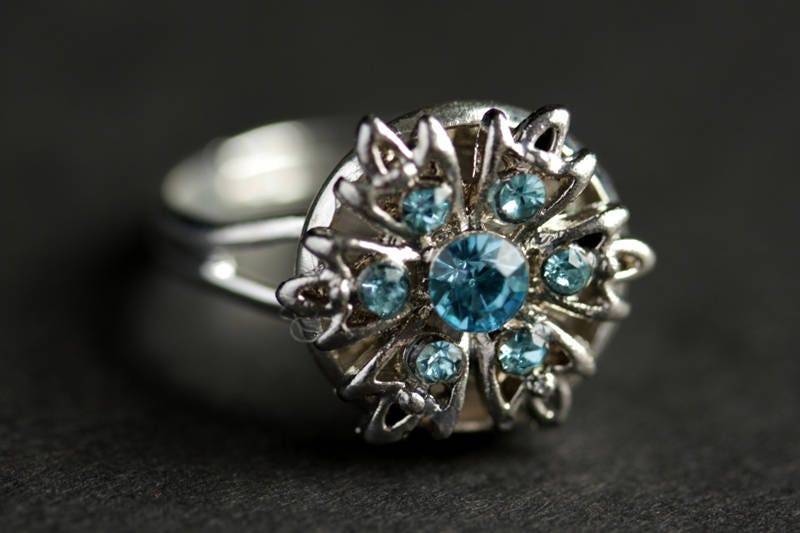 Handgefertigte Schneeflocken Ring. Strass Schneeflocke Verstellbarer Winter-Ring. Schnee Silber Weihnachtsschmuck. Handmade Schmuck von StumblingOnSainthood