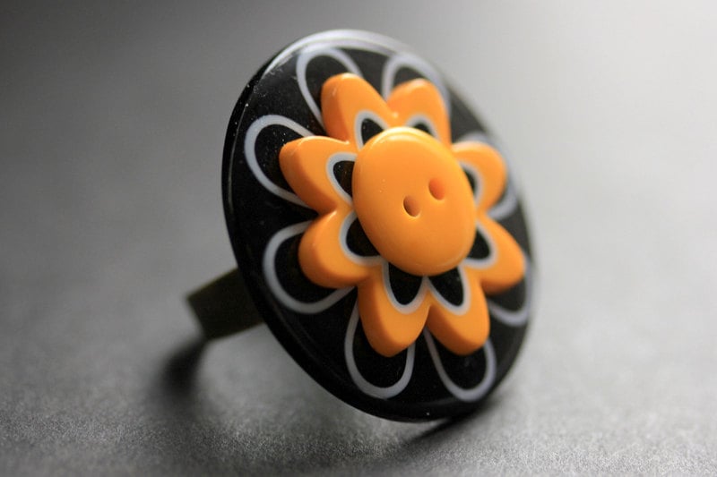 Handgefertigten Ring. Gänseblümchen Gelb Schwarzer Knopf Verstellbarer Ring in Bronze. Handmade Schmuck von StumblingOnSainthood