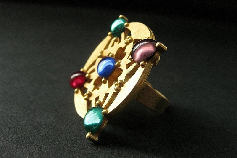 Handgefertigter Knopfring. Vergoldeter Ring. Medaillon-Ring Mit Regenbogen-Cabs. Verstellbarer Handmade Schmuck von StumblingOnSainthood