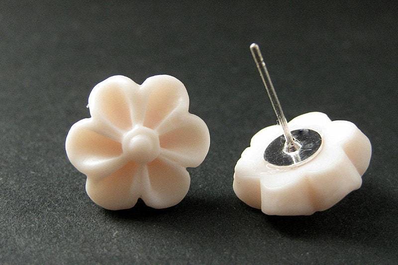 Hauch Von Pink Blumen Ohrringe Mit Silber Ohrring Beiträge. Outie Knopf Blume Schmuck. Handmade von StumblingOnSainthood