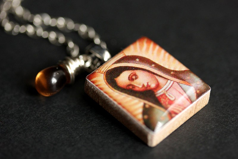 Heilige Mutter Halskette. Religiöse Scrabble-Kachel-Halskette. Christian Mary Charm Halskette Mit Brown Teardrop. Handmade Schmuck von StumblingOnSainthood