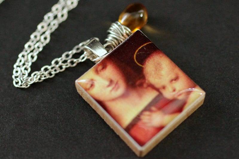 Heilige Mutter Halskette. Scrabble-Kachel-Halskette. Charm Halskette Mit Honig Farbener Träne. Handmade Schmuck von StumblingOnSainthood