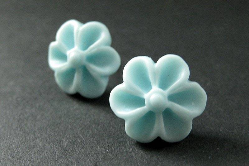 Hellblaue Blumen Ohrringe Mit Silber Ohrsteckern. Outie Knopf Blume Schmuck. Handmade von StumblingOnSainthood