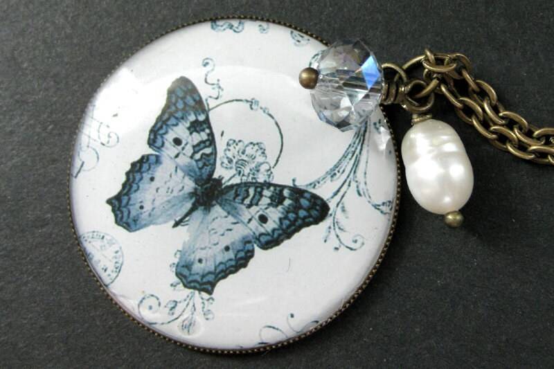 Hellblaue Schmetterling Halskette. Süsswasserperle Und Blauer Kristall Anhänger Handmade Schmuck von StumblingOnSainthood