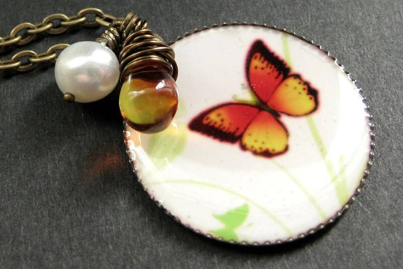 Helle Schmetterling Halskette. Anhänger Mit Feuriger Träne Und Süßwasserperle. Handmade Schmuck von StumblingOnSainthood