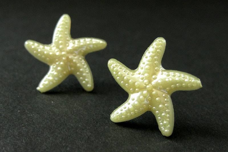 Hellgelbe Seestern Ohrringe. Stern Ohrringe Mit Silbernen Ohrstecker Verschlüssen. Handmade Schmuck von StumblingOnSainthood