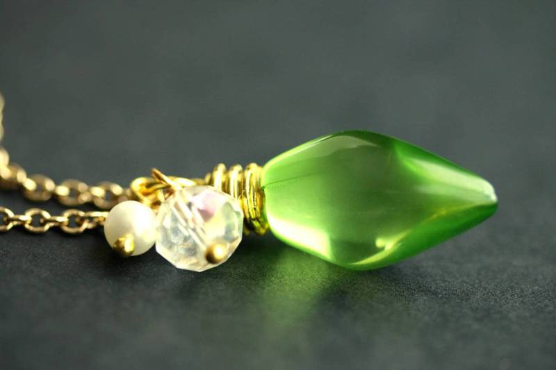 Hellgrüne Weihnachtskugelhalskette Mit Klarem Kristall Und Perlenanhänger. Gold Urlaub Halskette. Weihnachts-Halskette. Weihnachtsschmuck von StumblingOnSainthood