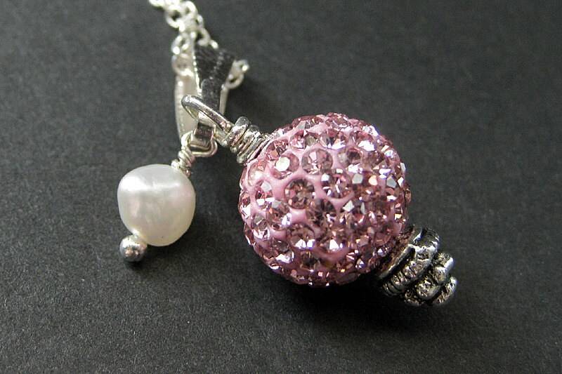 Hellrosa Halskette. Kissing Ball Strass Collier Mit Süsswasser Perle. Handmade Schmuck von StumblingOnSainthood