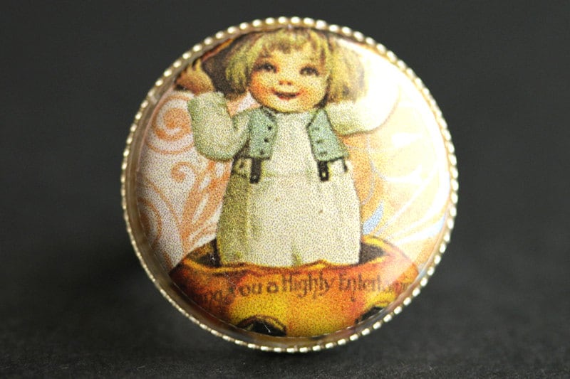 Herbst Ring. Fröhliches Halloween Vintage Print Knopfring. Verstellbarer Ring in Silber. Orange Schmuck. Handmade von StumblingOnSainthood